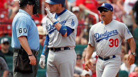 Wainwright homers, leads Cardinals over Dodgers 2-0 (Jun 01, 2017)