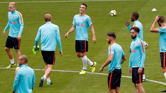 Robin van Persie out of Netherlands squad with knee injury