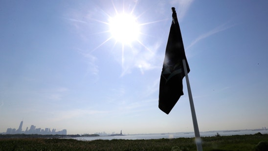 Mickelson leads US for 23rd straight time in team event