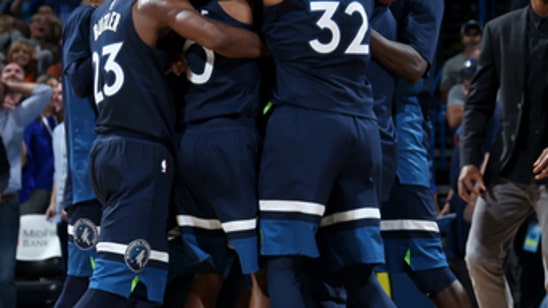 Wiggins' heave banks in, leads Timberwolves past Thunder (Oct 22, 2017)