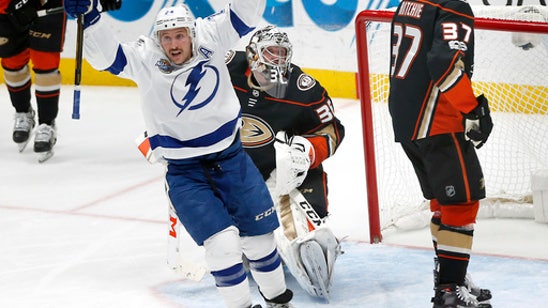 Brown's first goal gives Lightning 2-1 win over Ducks (Nov 12, 2017)