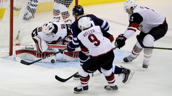 Hellebuyck's 32 saves lead Jets over Coyotes 4-1 (Nov 14, 2017)