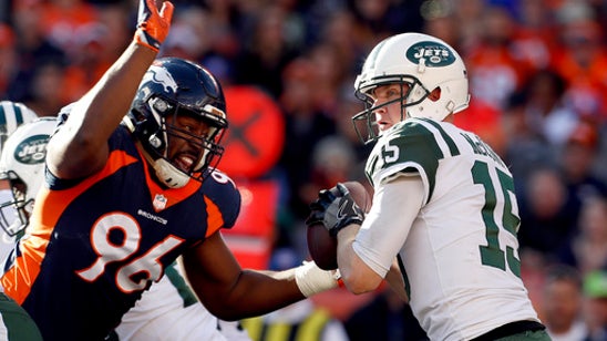 McCown breaks left hand in Jets' 23-0 loss to Broncos