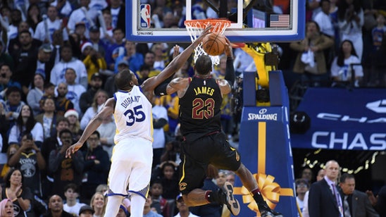 Durant delivers on both ends, Warriors beat Cavaliers 99-92 (Dec 25, 2017)