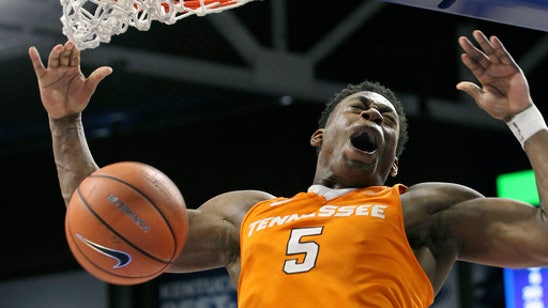 No. 15 Tennessee edges No. 24 Kentucky 61-59