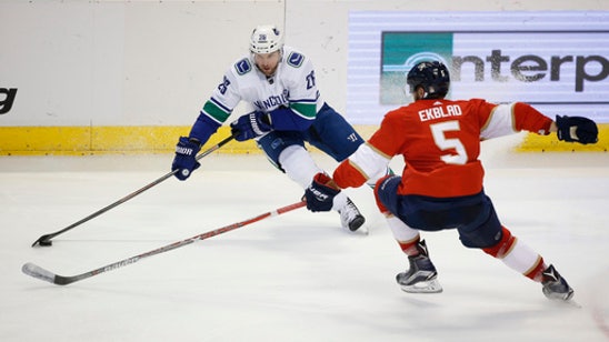 AP source: Canucks trade Thomas Vanek to Blue Jackets