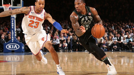 Giannis dunks over Knicks, who lose Porzingis to knee injury