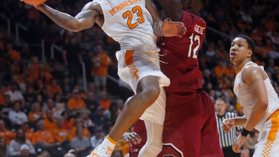 Williams helps No. 18 Tennessee outlast South Carolina 70-67