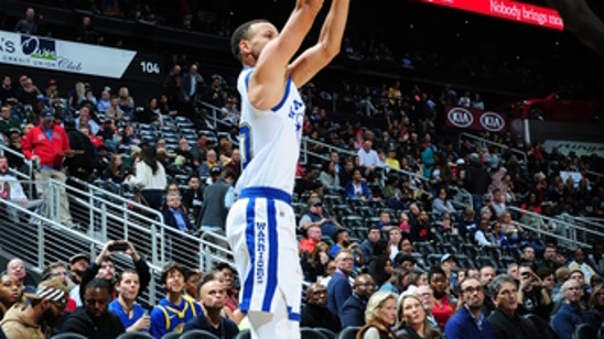 Curry tweaks ankle, has 28 as Warriors top Hawks