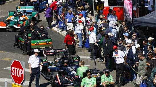 Castroneves honored by Team Penske as IndyCar season begins