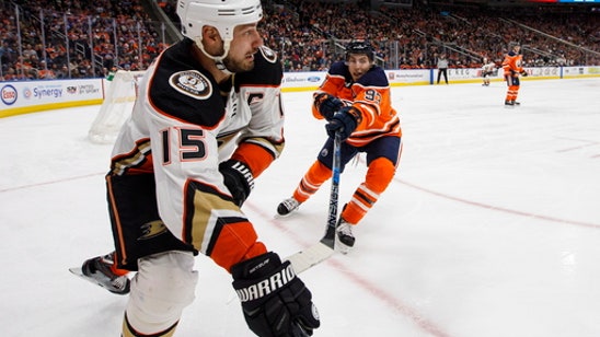Lindholm finishes late comeback, Ducks beat Oilers 5-4 in OT