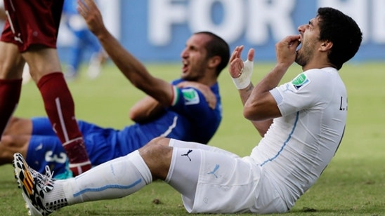 Luis Suarez sinks his teeth into Italy defender Chiellini