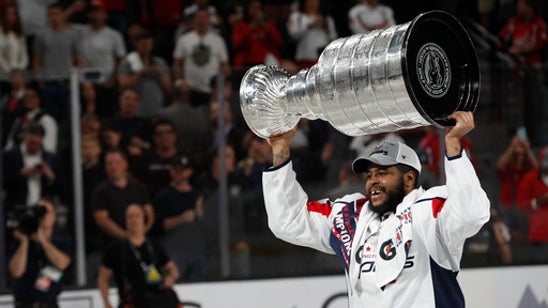 Capitals re-sign playoff star Smith-Pelly to 1-year deal