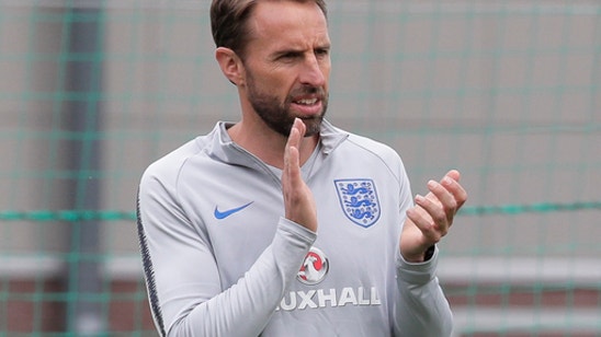 England coach dislocates shoulder while running