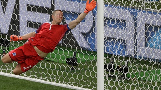 After impressing at World Cup, Iceland goalie joins Qarabag