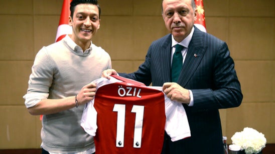 German football chief admits mistakes in handling Ozil photo