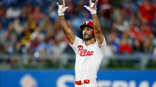 Hoskins muffs easy catch in 9th, Phils fall to Pirates 5-4