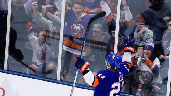 Lee helps Islanders beat Lightning 5-2 for 8th straight win