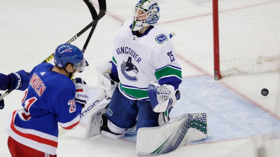 Lundqvist ties Plante on NHL wins list, Rangers edge Canucks
