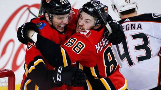 Mangiapane scores late winner to lift Flames over Ducks 2-1