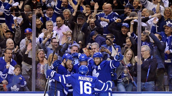 Matthews leads Maple Leafs past Bruins 3-2 for 2-1 lead