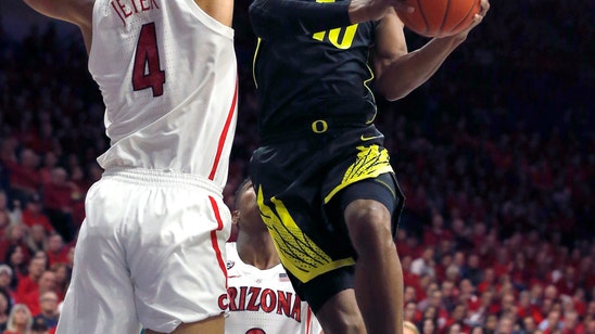 White scores 16, Oregon holds off Arizona 59-54