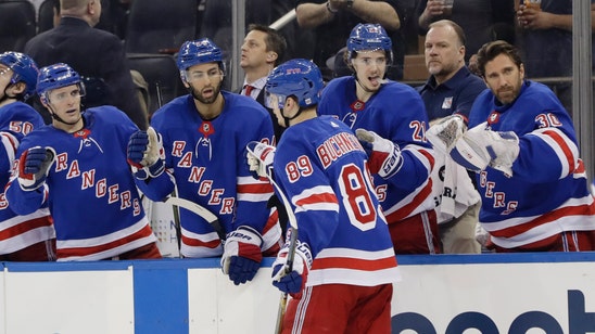Vesey scores go-ahead goal in 3rd, Rangers top Blues 4-2