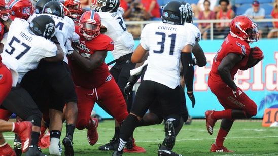 Singletary breaks record, leads FAU over Old Dominion 52-33