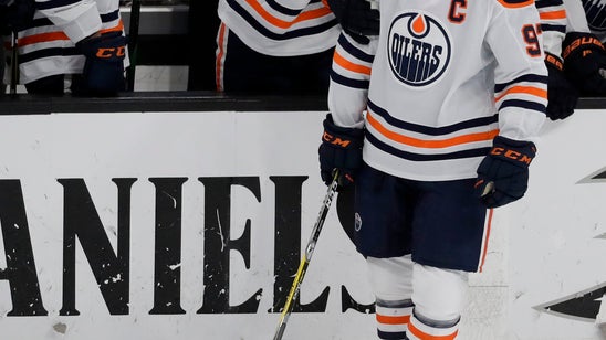 McDavid scores hat trick, reaches 400 points in Edmonton win