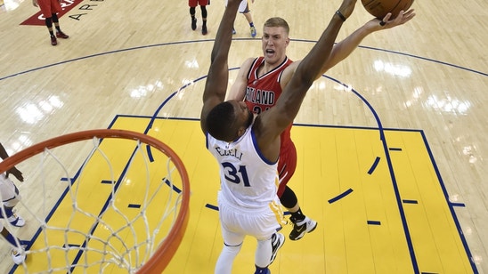 Curry, Warriors roll past Lillard's Warriors