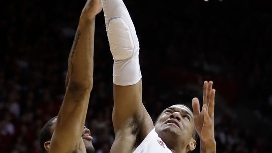 Green lifts Indiana past Arkansas 63-60 in NIT