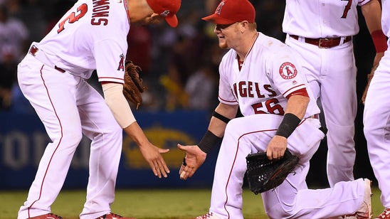 Los Angeles Angels sign Kole Calhoun to a three-year extension