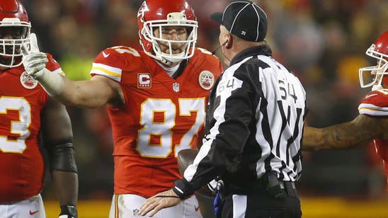 Travis Kelce foolishly shoves Steelers player, penalized (Video)