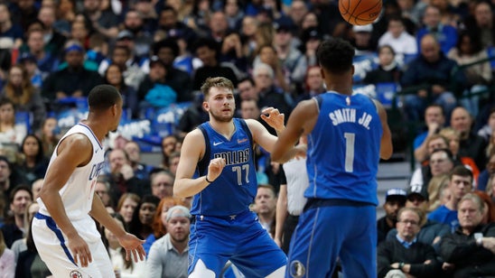 Smith returns as starter, Mavericks hold off Clippers 106-98