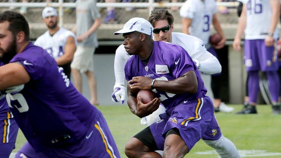 Vikings' Peterson banged up in practice, limps off field