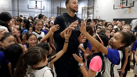 Warriors G Curry apologizes to fan after shoe complaint