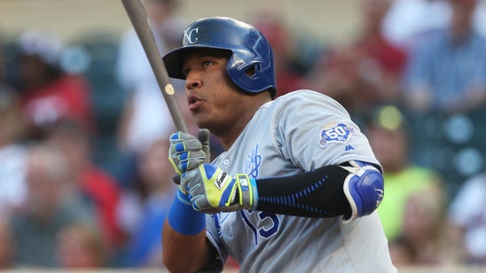 Salvador Perez hurts elbow, may need season-ending surgery