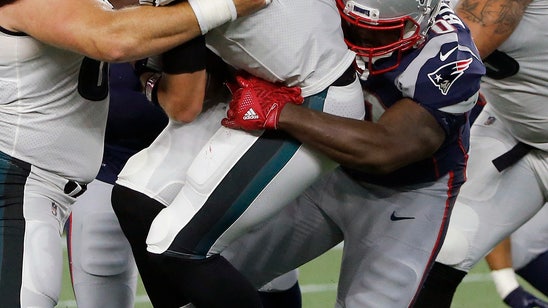 Foles leaves preseason game with shoulder strain