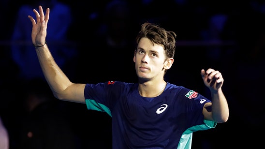 De Minaur to face home favorite Sinner in final