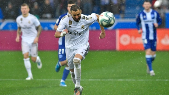 Benzema scores on last kick as Madrid draws 1-1 at Valencia