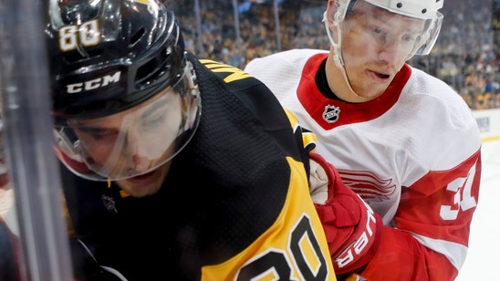 Red Wings use 2nd-period spree to beat Penguins 3-2