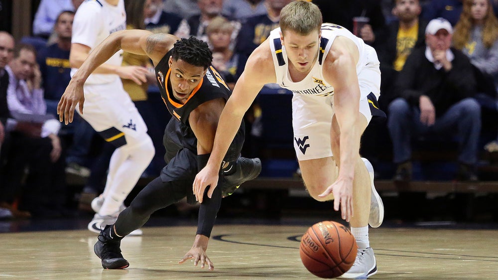 Huggins ties Smith at 879 as No. 17 WVU beats Oklahoma State