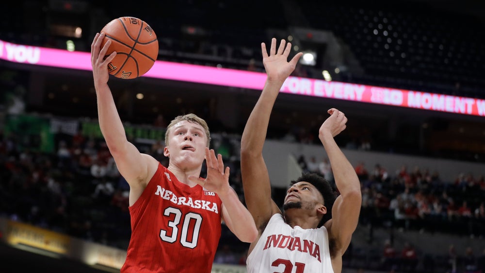 Nebraska's Hoiberg leaves Big Ten loss with 'common cold'