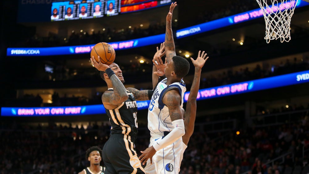 Collins, Hawks get hot late, rally past Mavericks 111-107