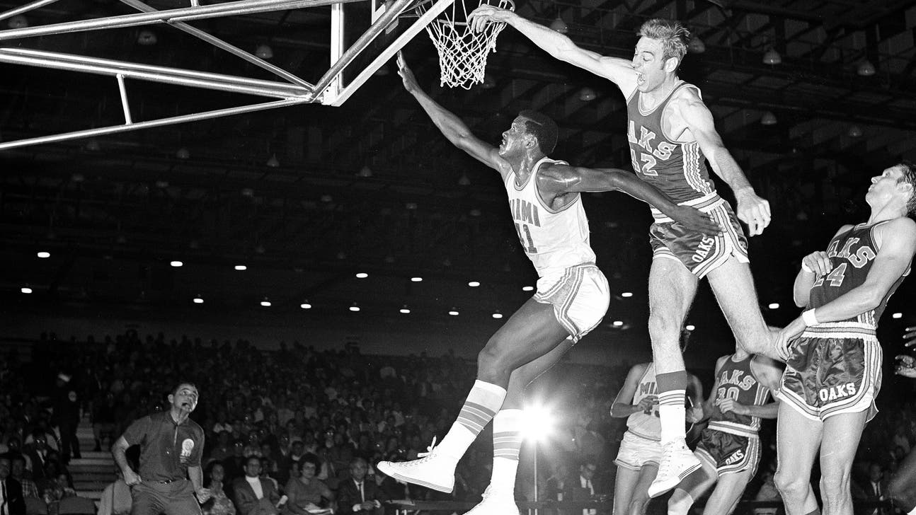 Les Hunter, star on Loyola Chicago championship team, dies