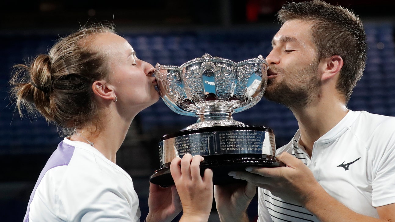 Krejcikova, Mektik win Australian Open mixed doubles title