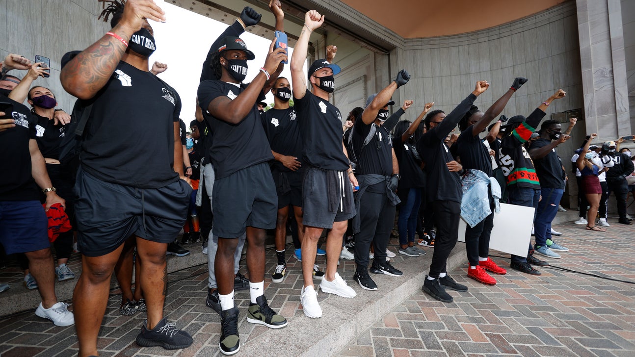 Broncos players, coaches join Floyd demonstration in Denver