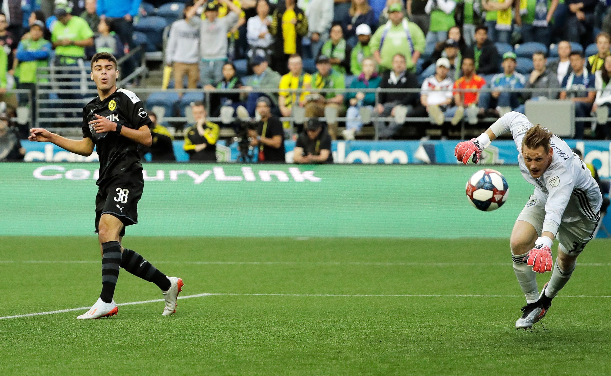 Us Youngster Reyna S 1st Bundesliga Start Foiled By Injury Fox Sports