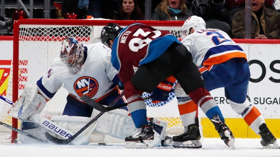 Francouz makes 27 saves, leads Avs to 3-1 win over Islanders