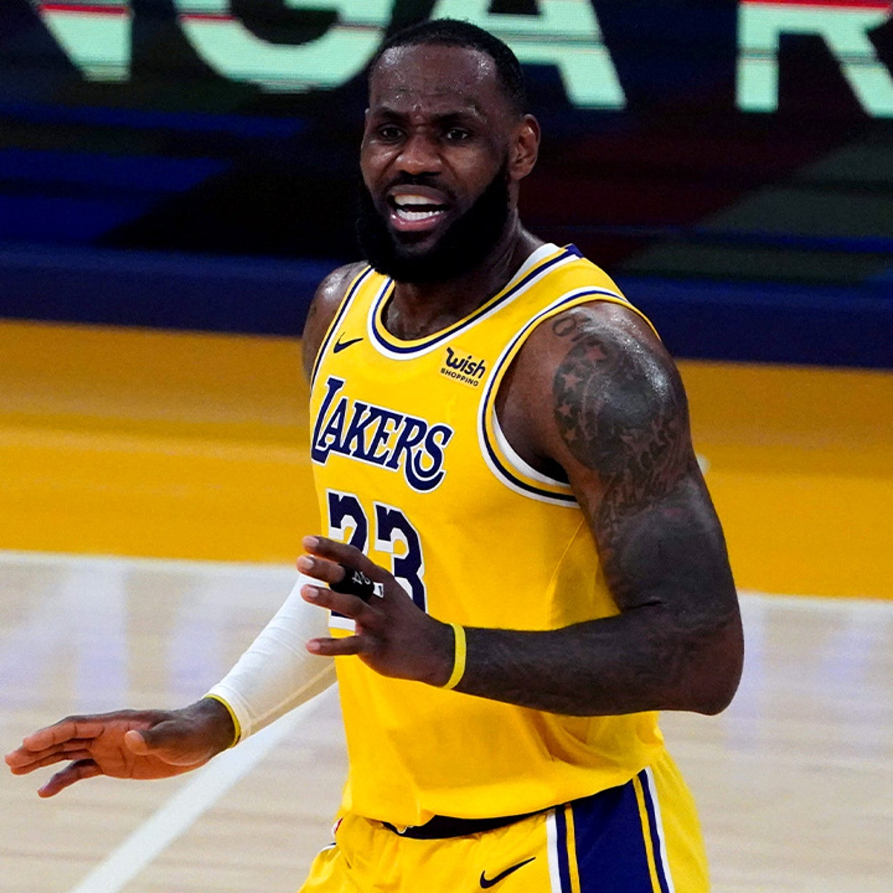 LeBron James becomes the third NBA player to reach 35,000 career points